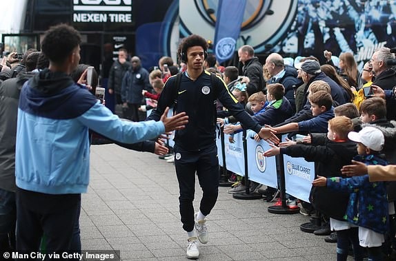 
Sane cùng các đồng đội tới Etihad
