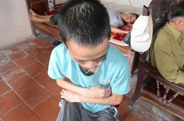 Cuộc sống khốn cùng của 3 cha con người cựu chiến binh cùng mắc bệnh teo não - 4 Cuộc sống khốn cùng của 3 cha con người cựu chiến binh cùng mắc bệnh teo não - 4
