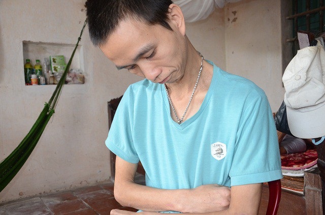 Cuộc sống khốn cùng của 3 cha con người cựu chiến binh cùng mắc bệnh teo não - 5
Năm 2014, đứa con trai thứ 2 Trần Văn Trang (32 tuổi), cũng phát bệnh giống bố và em, đang là người đem lại thu nhập chính cho cả nhà, bỗng chốc anh lại trở thành gánh nặng cho gia đình.