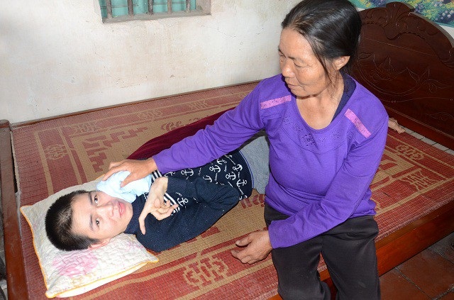 Cuộc sống khốn cùng của 3 cha con người cựu chiến binh cùng mắc bệnh teo não - 7 Nỗi đau hiện rõ trên gương mặt người đàn bà tội nghiệp này. Có những lúc tưởng chừng bà đã không vượt qua nổi