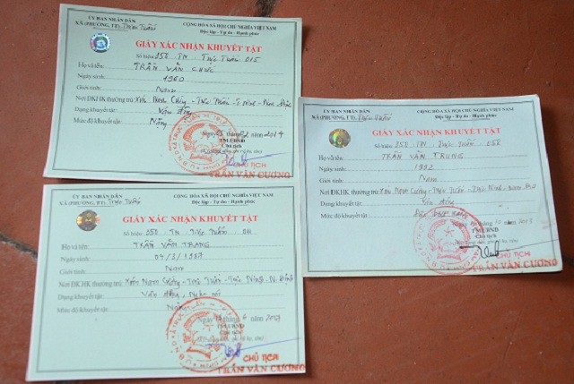 Cuộc sống khốn cùng của 3 cha con người cựu chiến binh cùng mắc bệnh teo não - 8 Cuộc sống khốn cùng của 3 cha con người cựu chiến binh cùng mắc bệnh teo não - 8