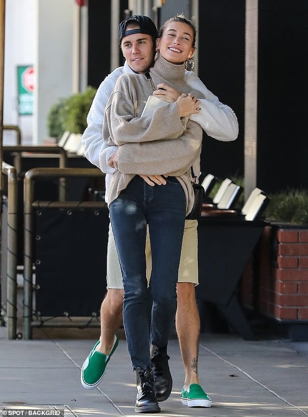 Vợ chồng Justin Bieber tình tứ trên phố - 1
Đôi vợ chồng trẻ Justin Bieber và Hailey Baldwin ôm nhau tình tứ khi xuất hiện trên đường phố Los Angeles ngày 30/11 vừa qua