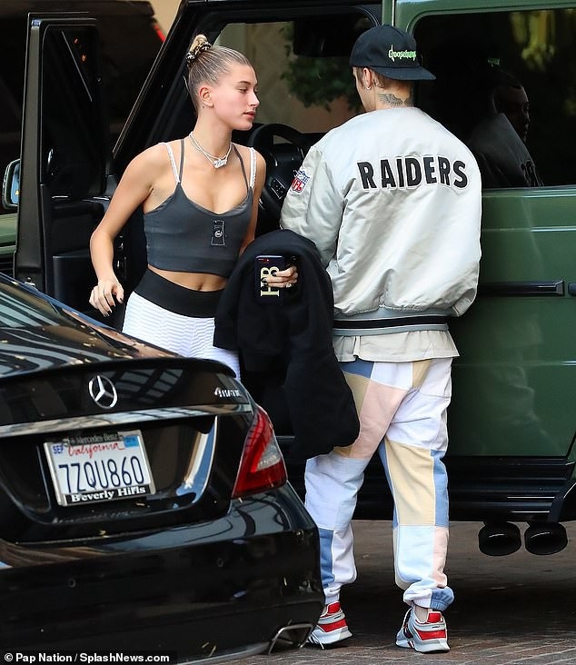 Vợ chồng Justin Bieber tình tứ trên phố - 7
Cô đi đâu cũng được chồng trẻ hộ tống