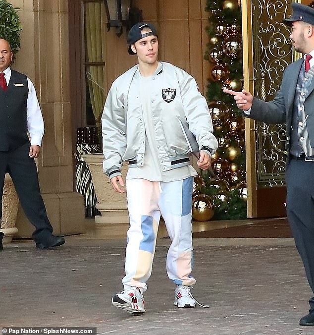 Vợ chồng Justin Bieber tình tứ trên phố - 8
Chân dài đình đám tiết lộ cô mong sớm có con và xây dựng tổ ấm đúng nghĩa với ca sỹ 24 tuổi.