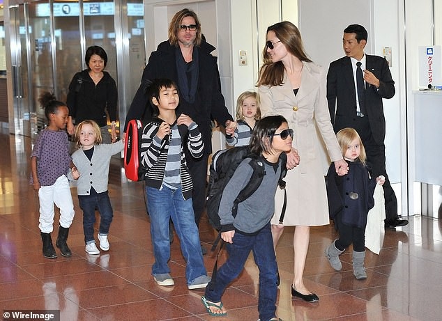 Angelina Jolie và Brad Pitt đã thống nhất quyền nuôi con - 2
Angelina Jolie và Brad Pitt có với nhau 6 đứa con, 3 con nuôi và 3 con ruột.