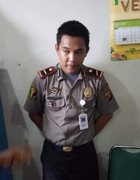 Thanh niên 21 tuổi giả danh cảnh sát hò hẹn với cả chục cô gái - 2 Sau khi livestream, có người đã ra giá tới 345 đô la Mỹ (8 triệu đồng) cho bộ đồng phục và tất cả đạo cụ mạo danh cảnh sát của Pratama