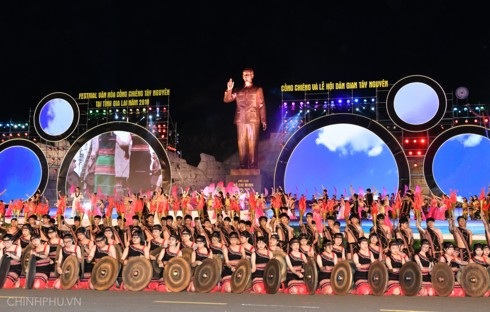 Thủ tướng gửi gắm sứ mệnh giữ gìn văn hóa cồng chiêng Tây nguyên - 3
Lễ khai mạc Festival văn hóa cồng chiêng Tây Nguyên 2018. Ảnh: VGP/Quang Hiếu