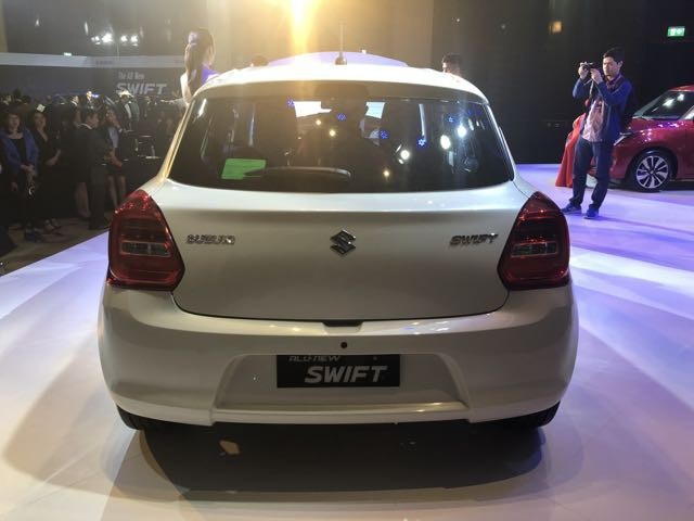 Suzuki Swift trở lại Việt Nam, giá từ 499 triệu đồng - 6
Cửa hậu với cụm đèn sau công nghệ LED