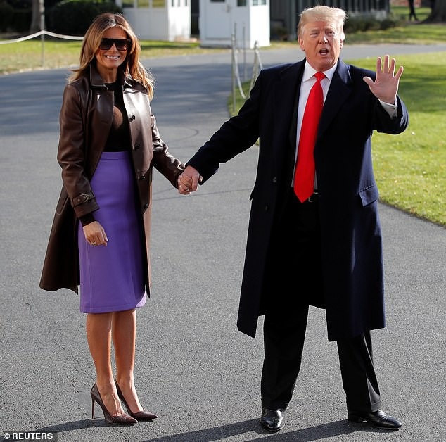 Bà Melania Trump nổi bật tại hội nghị G20 với váy hàng hiệu giá gần 5.000 USD - 3 Bà Melania mặc chiếc áo khoác dáng dài có giá gần 6.000 USD khi chuẩn bị lên chuyên cơ Không Lực Một tới Argentina (Ảnh: Reuters)