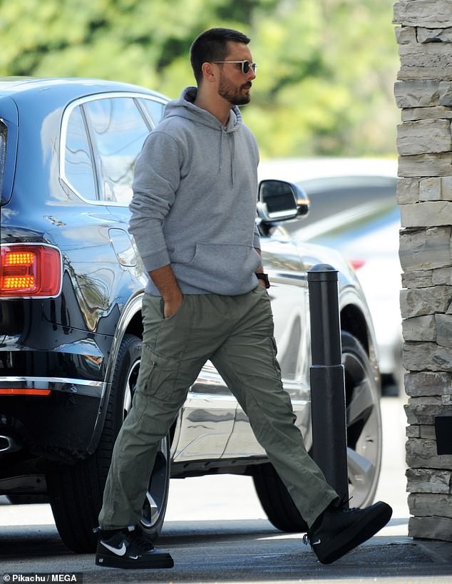 Kim Kardashian sành điệu ra phố cùng gia đình - 12
Bạn trai cũ của Kourtney - Scott Disick cũng có mặt trong buổi ghi hình.