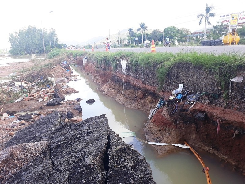 Công an, bộ đội cùng dân dầm mưa vác đá cứu đập - Ảnh 5.