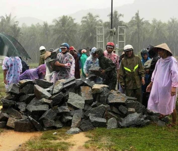 Công an, bộ đội cùng dân dầm mưa vác đá cứu đập - Ảnh 1.
