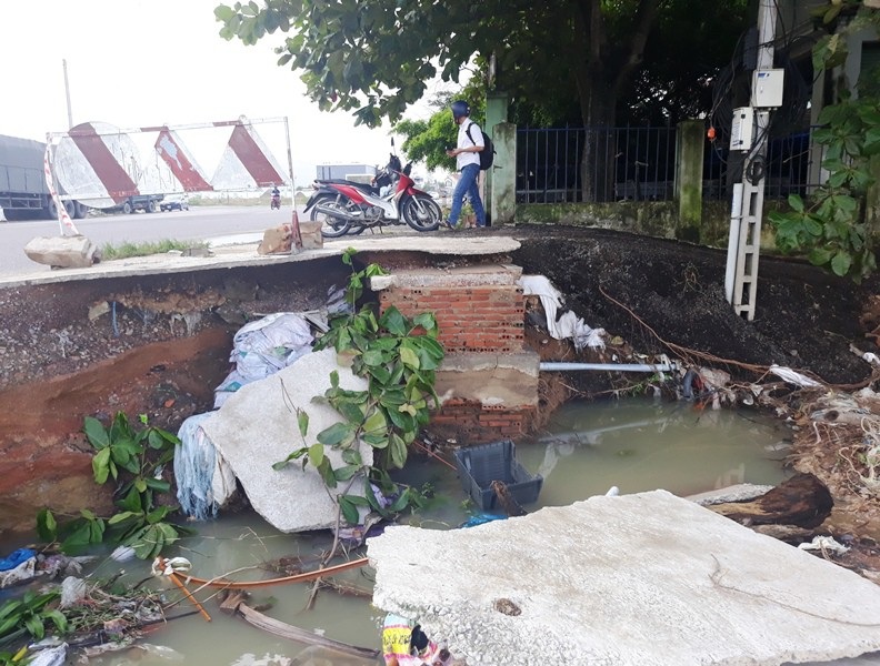 Công an, bộ đội cùng dân dầm mưa vác đá cứu đập - Ảnh 6.