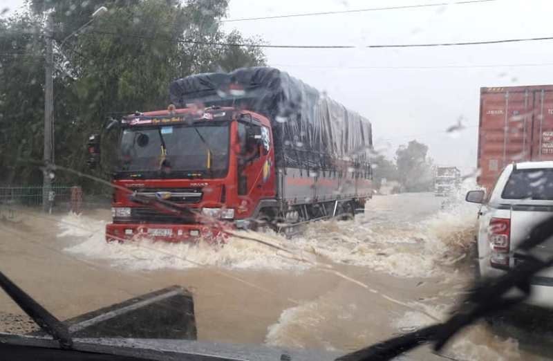 Công an, bộ đội cùng dân dầm mưa vác đá cứu đập - Ảnh 3.