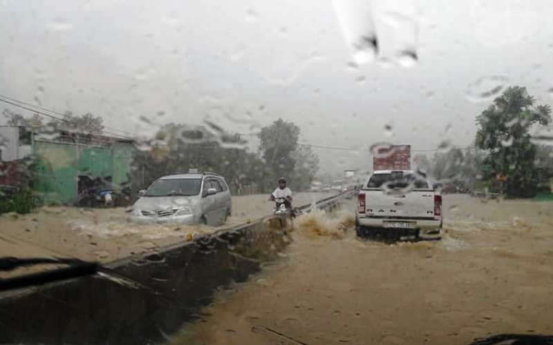 Công an, bộ đội cùng dân dầm mưa vác đá cứu đập - Ảnh 4.