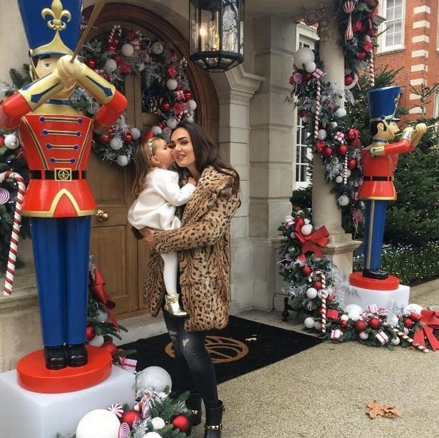 Con gái tỷ phú F1 chi bộn tiền trang hoàng nhà cửa dịp Giáng sinh - 9
Tamara Ecclestone và con gái cưng trước cửa nhà