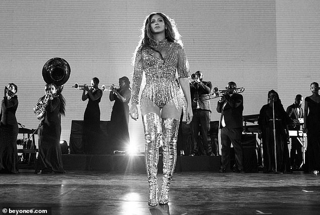Beyonce cũng “lặn lội” sang Ấn Độ để... “hát đám cưới” - 7
Một bộ váy ngắn bó sát “sexy” màu vàng dành để Beyonce hát “Crazy In Love”