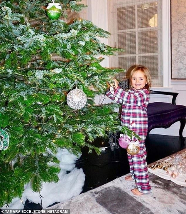 Con gái tỷ phú F1 chi bộn tiền trang hoàng nhà cửa dịp Giáng sinh - 2
Kiều nữ siêu giàu mới đây đã chi 50 nghìn bảng Anh để trang hoàng cho biệt thự trị giá hơn 70 triệu bảng của cô ở London