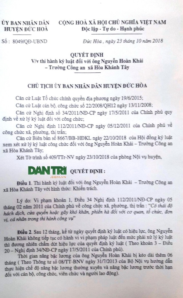 Vụ đòi 300 triệu làm chứng minh thư: Chuyển công tác Trưởng Công an xã - 2 Ngày 23/10, Chủ tịch UBND huyện Đức Hòa Trần Văn Lành đã ký Quyết định thi hành kỷ luật đối với Trưởng Công an xã Hòa Khánh Tây Nguyễn Hoàn Khải.