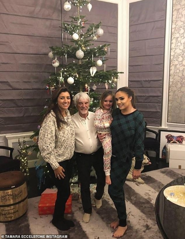 Con gái tỷ phú F1 chi bộn tiền trang hoàng nhà cửa dịp Giáng sinh - 3
Cô chi hơn 5000 bảng Anh để trang trí trong và ngoài nhà