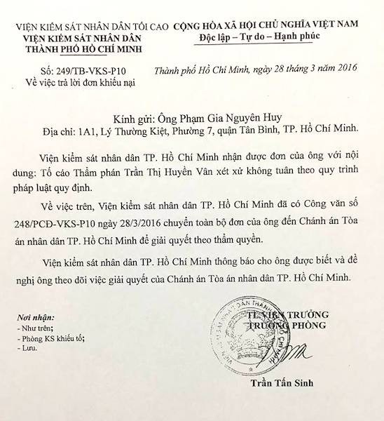 Tiếp tục “xin” kháng nghị quyết định đình chỉ xét xử phúc thẩm vụ án có dấu hiệu bất thường! - 2
VKSND TP HCM đã có Công văn gửi ông Phạm Gia Nguyên Huy cho biết: Cơ quan này đã nhận được đơn của ông với nội dung tố cáo thẩm phán Trần Thị Huyền Vân xét xử không tuân theo quy trình pháp luật quy định.