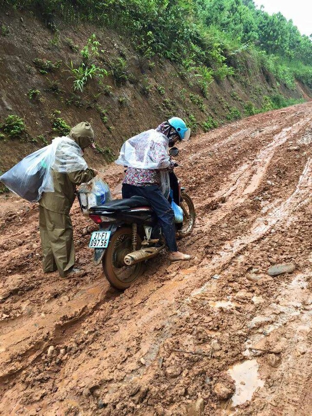 Niềm vui ngày khánh thành Nhà công vụ Dân trí tại Yên Bái - 1
Đường đến trường dạy học của giáo viên xã Phong Dụ Thượng trơn trượt, lầy lội mỗi khi trời mưa