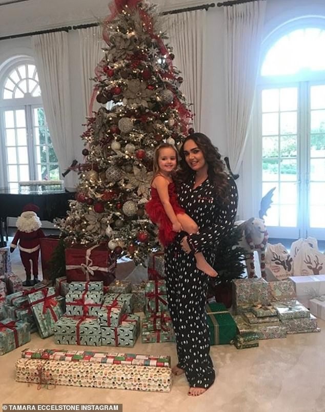 Con gái tỷ phú F1 chi bộn tiền trang hoàng nhà cửa dịp Giáng sinh - 7
Hình ảnh giáng sinh năm ngoái của gia đình người đẹp