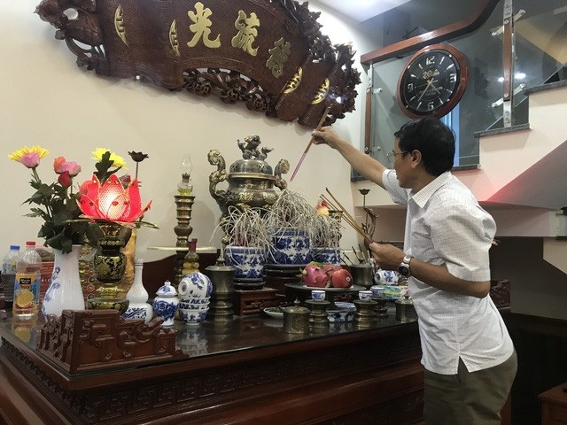Bố cầu thủ Quang Hải lý giải nguyên nhân không sang Malaysia cổ vũ con trai - 3 Trước mỗi trận đấu mà Quang Hải thi đấu cùng đội tuyển Việt Nam, ông Thuần đều thắp hương cầu khấn tổ tiên phù hộ cho con trai.