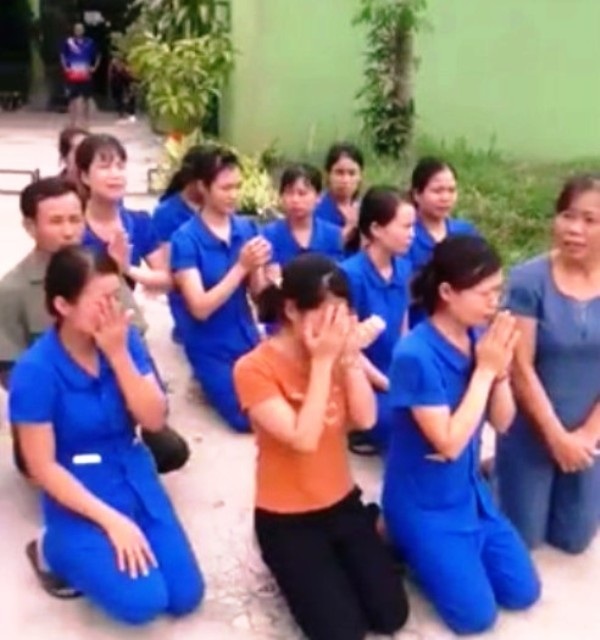 Vụ giáo viên quỳ gối xin dạy ở Nghệ An: Chưa có hướng giải quyết cụ thể - 2
Các cô giáo quỳ gối xin dạy học.