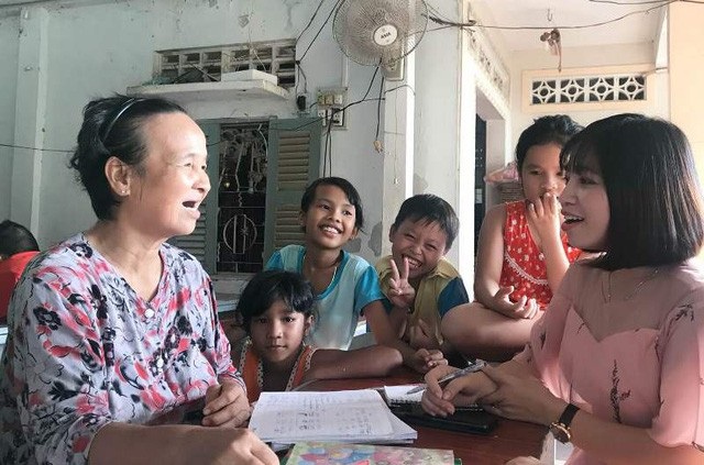 Trao tiền bạn đọc hỗ trợ 2 cô giáo tận tâm với học trò nghèo - 2 Cô giáo Son trao đổi với PV Dân trí