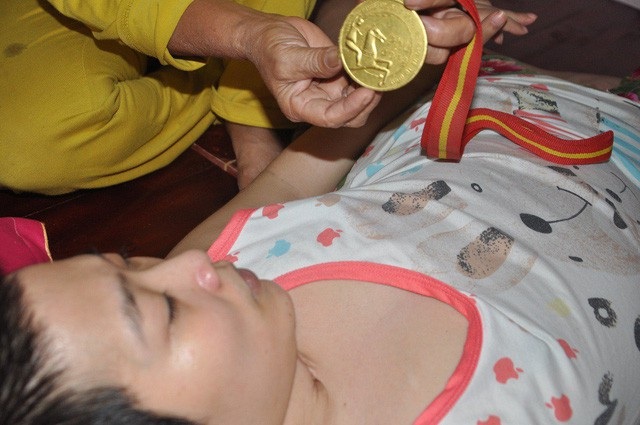 Gần 109 triệu đến với nữ VĐV Ngô Thị Hồng - 1 Đã từng đạt HCV bộ môn Karatedo, Hồng bị chiếc ô tô oan nghiệt ngáng ngang người nên phải từ bỏ tất cả.