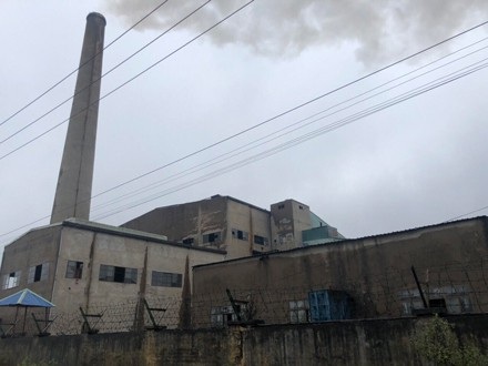 
Nhà máy sản xuất kính Tràng An xuống cấp nghiêm trọng và thải khói đen xì, mùi khét lẹt.
