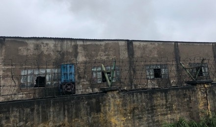 Những dãy nhà xưởng kính Tràng An xuống cấp khó có thể nói là tài sản đảm bảo hàng trăm tỉ đồng mà Cty Dương Giang đang nợ BIDV.