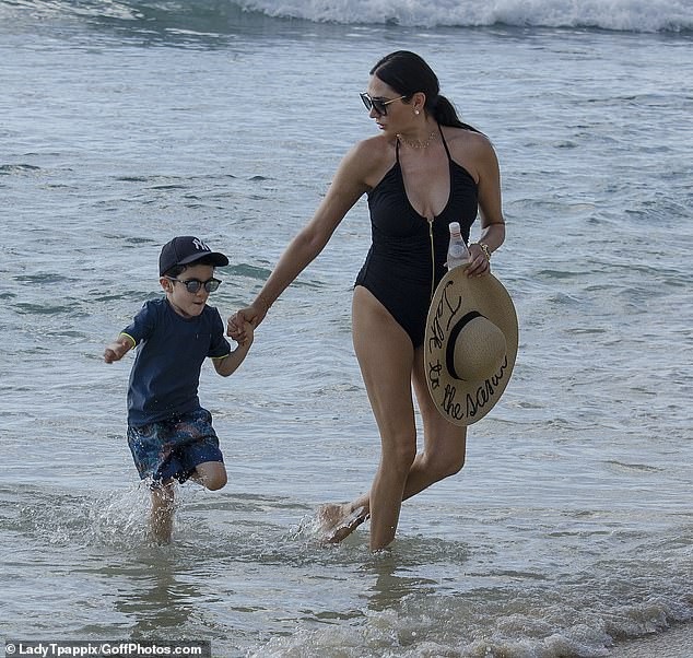 Bà xã của “ông hoàng làng giải trí nước Anh” khoe dáng gợi cảm - 10 Bà xã của “ông hoàng làng giải trí nước Anh” khoe dáng gợi cảm - 10