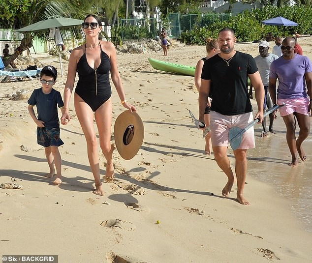 Bà xã của “ông hoàng làng giải trí nước Anh” khoe dáng gợi cảm - 6 Bà xã của “ông hoàng làng giải trí nước Anh” khoe dáng gợi cảm - 6