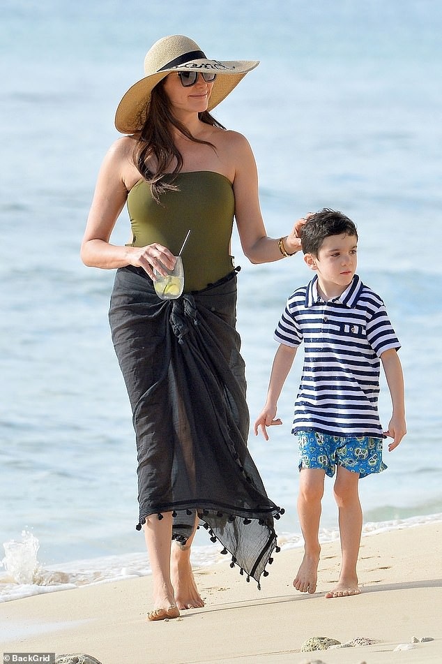 Bà xã của “ông hoàng làng giải trí nước Anh” khoe dáng gợi cảm - 16
Gần đây, nhà sản xuất mát tay của Anh - Simon Cowell đã chia sẻ mong muốn con trai Eric nối nghiệp của ông và phát triển sự nghiệp âm nhạc khi trưởng thành.