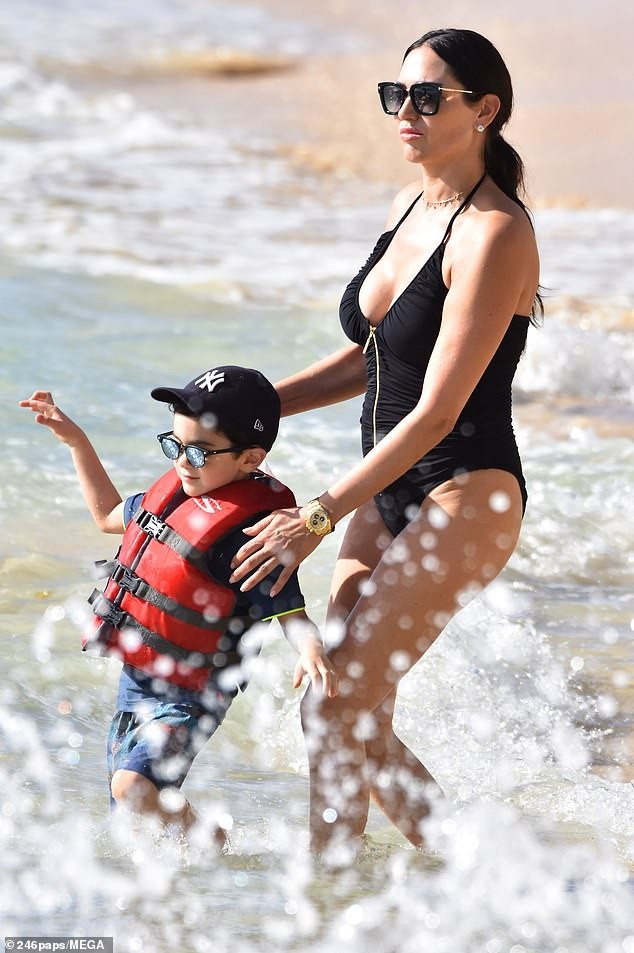 Bà xã của “ông hoàng làng giải trí nước Anh” khoe dáng gợi cảm - 3 Bà xã của “ông hoàng làng giải trí nước Anh” khoe dáng gợi cảm - 3