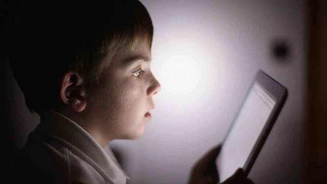 Nghiên cứu chỉ ra rằng trẻ em không suốt ngày dán mắt vào màn hình điện thoại sẽ tư duy tốt hơn.