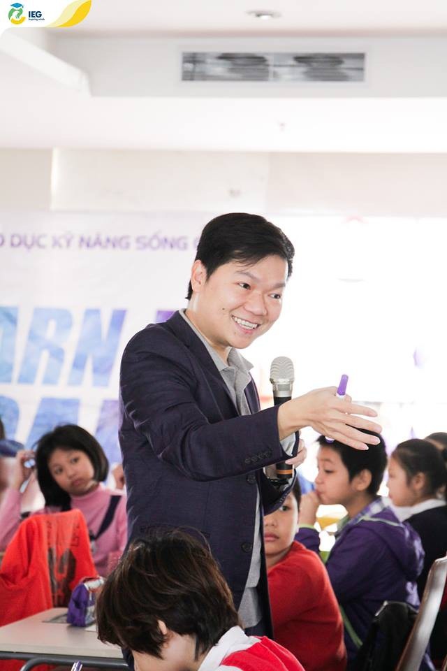 Học sinh thời 4.0: Những đứa trẻ sáng tạo hay cỗ máy “chuẩn hóa”? - 1
TS. Nguyễn Chí Hiếu truyền đạt những bài học bổ ích cho các em học sinh trong cuộc thi tư duy sáng tạo G.E.M contest.