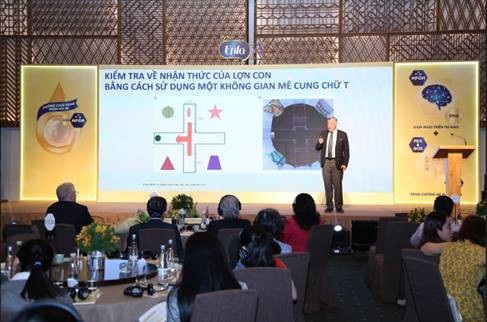 MFGM-Thành phần đột phá giúp phát triển trí não và tăng cường hệ miễn dịch - 1 Giáo sư Geoff Cleghorn – Chuyên gia Nhi khoa Đại học Công nghệ Queensland (Australia), Giám đốc nghiên cứu Viện Dinh dưỡng Nhi khoa Mead Johnson Nutrition Châu Á Thái Bình Dương trình bày các nghiên cứu khoa học về tác dụng của MFGM đến trí não trẻ