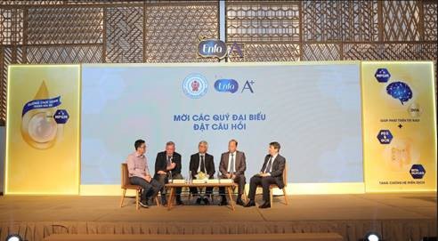 MFGM-Thành phần đột phá giúp phát triển trí não và tăng cường hệ miễn dịch - 3 Từ phải sang: TS.BS Nguyễn Anh Tuấn, ThS. Lê Quang Thanh, GS.TS Nguyễn Gia Khánh, Giáo sư Geoff Cleghorn cùng phiên dịch viên