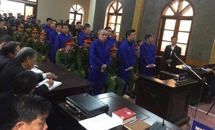 Bị cáo đi cấp cứu, hoãn phiên xử vụ thuỷ điện Sơn La - 1 Các bị cáo nguyên là lãnh đạo, cán bộ huyện Mường La và Sở TN&MT tỉnh Sơn La có mặt tại toà sáng 10/12.