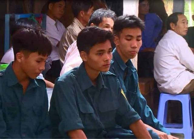Hai dân quân tử vong khi cứu hộ vùng lũ - 2 Những dân quân tự vệ tại xã Hoài Thanh đến chia buồn cùng gia đình nạn nhân.