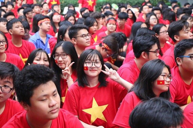 Đề thi Văn hỏi học trò nghĩ gì về nhà vô địch AFF Cup? - Ảnh 2. Đề thi Văn hỏi học trò nghĩ gì về nhà vô địch AFF Cup? - Ảnh 2.