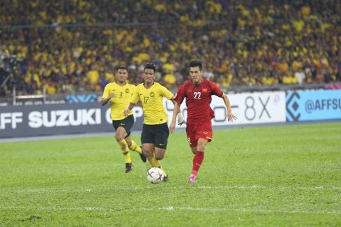 Malaysia 2-2 Việt Nam: Đáng tiếc chỉ có thể hòa - 5
Tiến Linh (phải) cũng đã có cơ hội ghi bàn