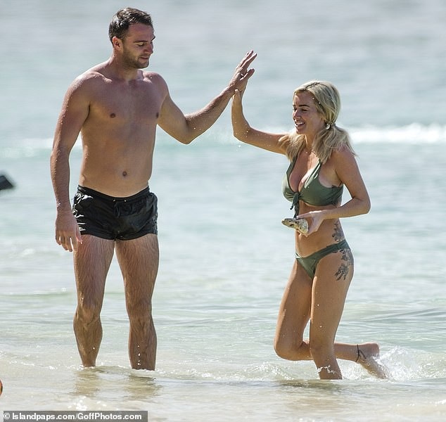 Bạn trai cô từng tham gia show Love Island 1 năm trước đó