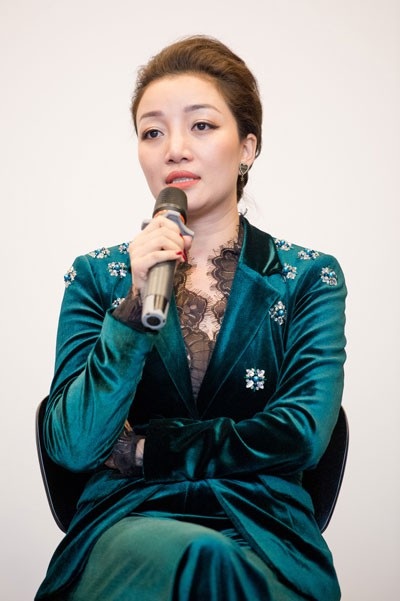 “Họa mi bán cổ điển” bật khóc vì những cảnh quay trên đỉnh Tà Xùa - 1 Phạm Thu Hà xúc động nhớ lại những vất vả trong quá trình cùng ê kíp thực hiện MV.