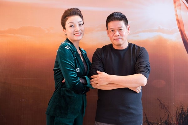 “Họa mi bán cổ điển” bật khóc vì những cảnh quay trên đỉnh Tà Xùa - 2 Ca sĩ Phạm Thu Hà và nhạc sĩ Võ Thiện Thanh tại buổi ra mắt Vũ điệu bình minh tại Hà Nội.