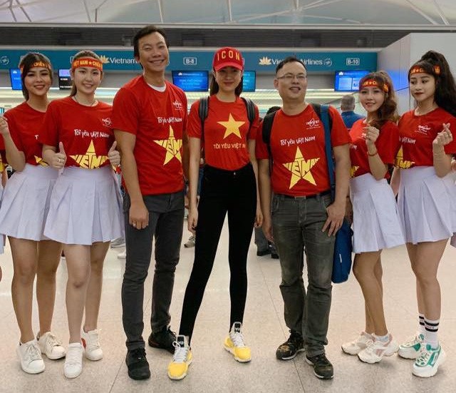 Á hậu Lệ Hằng, Bình Minh, Kiều Linh… sang Malaysia cổ vũ Đội tuyển Việt Nam - 1 Có mặt tại sân bay, Á hậu Hoàn vũ Lệ Hằng nổi bật trang phục màu đỏ rực cùng chiếc nón lưỡi trai đỏ - vàng thể hiện tinh thần hào hứng, quyết tâm cổ vũ đội tuyển nước nhà.