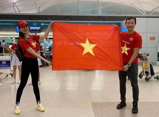 Á hậu Lệ Hằng, Bình Minh, Kiều Linh… sang Malaysia cổ vũ Đội tuyển Việt Nam - 3 Người đẹp cho biết cô rất ấn tượng khi nhiều hành khách trên máy bay đều mặc áo đỏ hoặc áo thun đỏ in hình sao vàng kèm các slogan Việt Nam vô địch, Tôi yêu Việt Nam”.